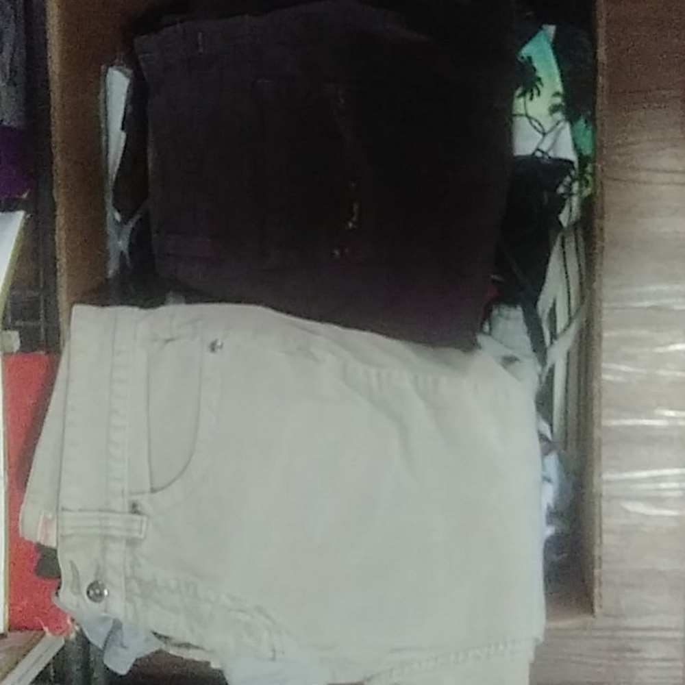 Assorted clothing - Picture 11 of 11